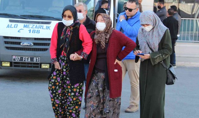 Katledilen kızının cenazesini alan anne güçlükle ayakta durabildi