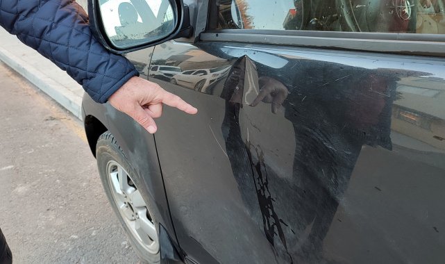 Kavga etti, hırsını park halindeki arabadan aldı