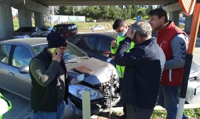 Kavşakta iki araç çarpıştı: 2 yaralı