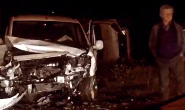 Kavşakta kafa kafaya çarpıştılar, araçlar hurdaya döndü