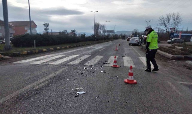Kavşakta kırmızı ışıkta geçmeye çalışan sürücü kazaya neden oldu