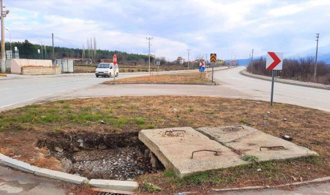 Kavşaktaki çökme, sürücüleri tedirgin ediyor