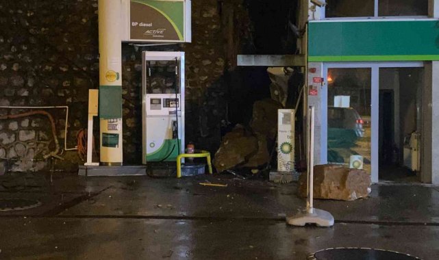 Kaya parçaları akaryakıt istasyonunun önüne düştü