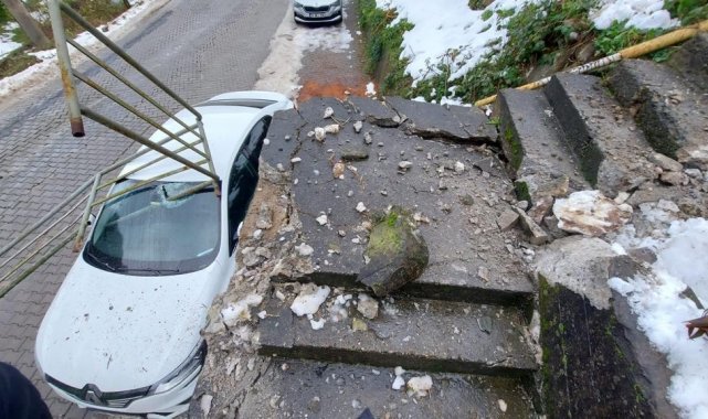 Kaya parçasının çarptığı korkuluklar otomobilin camına saplandı
