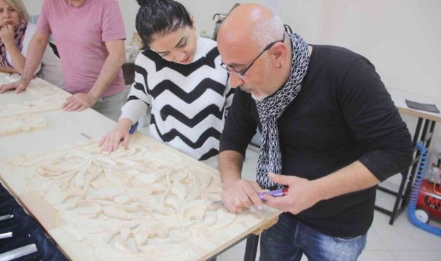 Kaybolan meslek ahşap oymacılığının inceliklerini öğreniyorlar