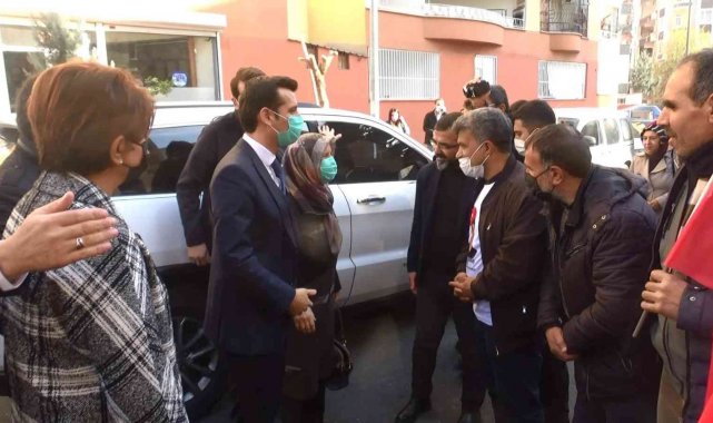 Kaymakam annesiyle birlikte evlat nöbetindeki aileleri ziyaret etti