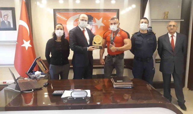 Kaymakam Kalkan&#039;dan milli sporcuya plaket