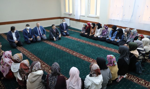 Kaymakam Tunç, Hz. Hatice Yatılı Kız Kur'an Kursu öğrencileri ile biraraya geldi