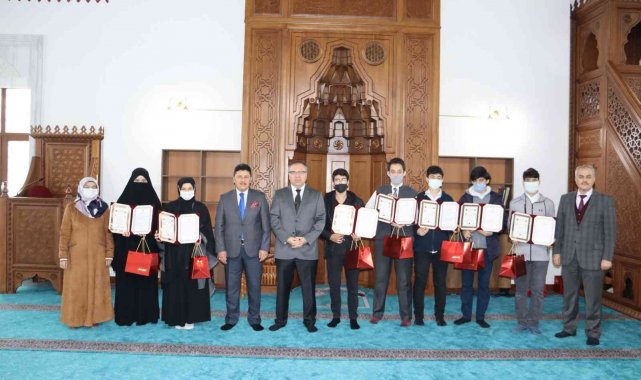 Kaymakam Türköz, genç hafızlara belgelerini teslim etti