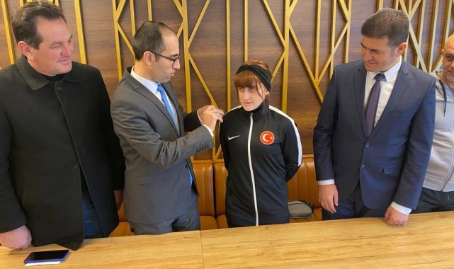 Kaymakamdan dünya üçüncüsüne yarım altın