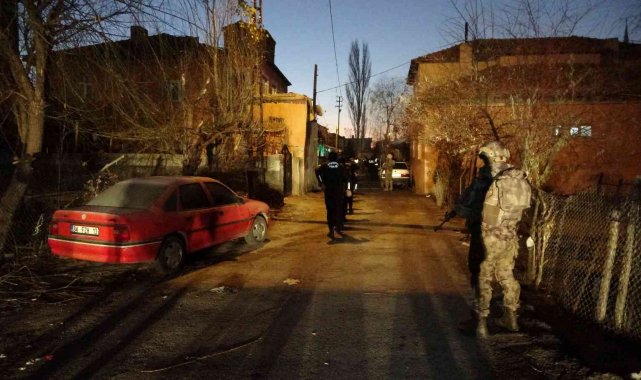 Kayseri'de 300 polisle 20 adrese şafak operasyonu: 50 gözaltı
