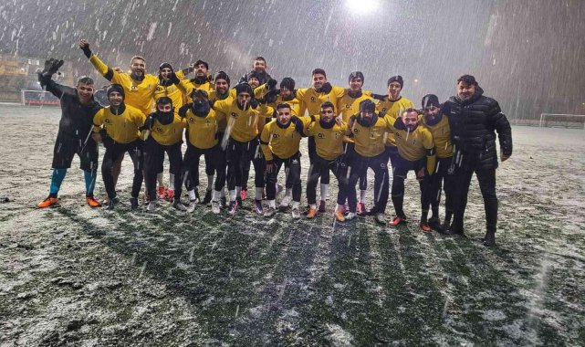 Kayserigücü FK, son antrenmanını kar altında yaptı
