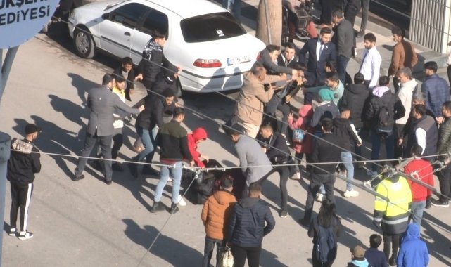 Kaza sonrası tekme ve yumruklar havada uçuştu