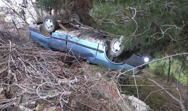 Kaza yapan otomobil bahçe duvarında asılı kaldı: 3 yaralı