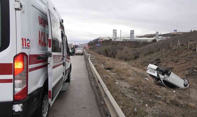Kaza yapan otomobil takla atarak şarampole ters devrildi: 3 yaralı