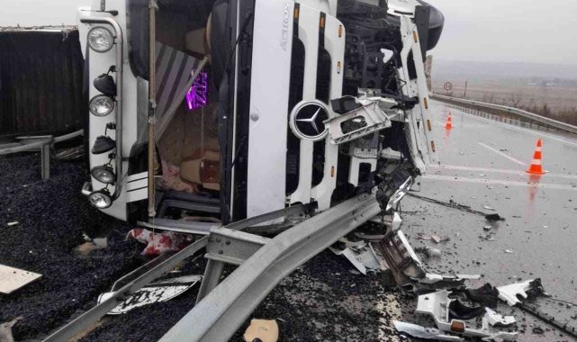 Kaza yapan tırdan burnu bile kanamadan çıktı