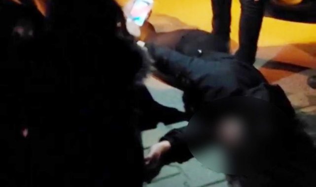 Kaza yaptı, baygınlık geçiren arkadaşını tokat atarak uyandırmaya çalıştı