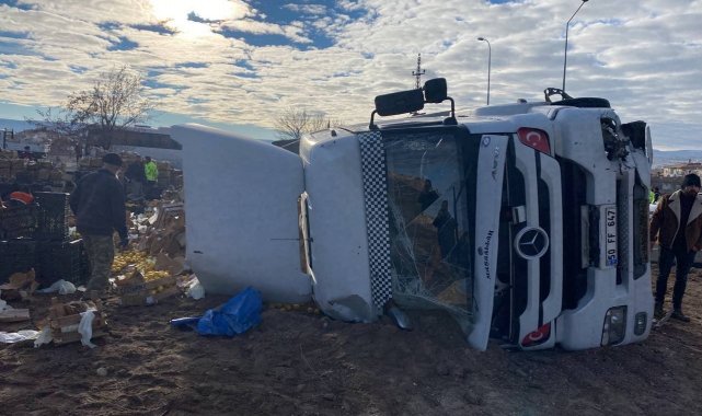 Kazada devrilen tırdaki limon kasaları yolu kapattı