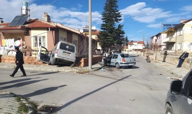 Kazada savrulan araç istinat duvarını yıkıp evin bahçesine girdi