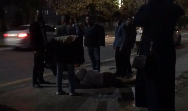 Kazada yaralanan kadının üzerini montlarıyla örttüler