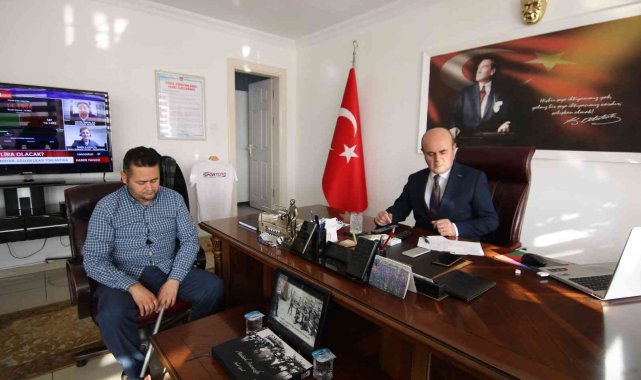 Kazazede mahalli sanatçıya, belediye başkanından destek