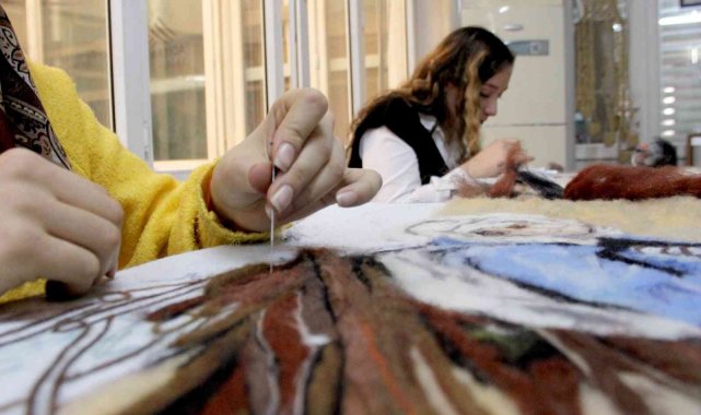 Keçe, kadınların iğne darbeleriyle sanata dönüşüyor
