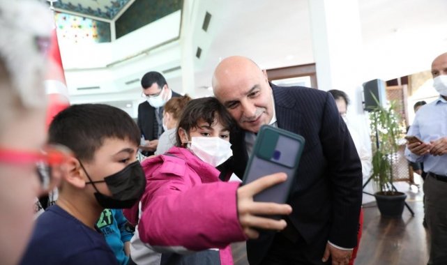 Keçiören'de 10 engelliye akülü sandalye hediye edildi