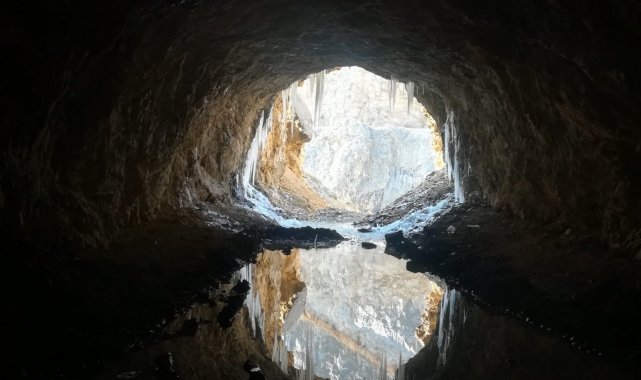 Kemaliye&#039;de &#039;dünyanın en zorlu yolları&#039; arasında gösterilen &quot;Taş Yolu&quot; buz tuttu