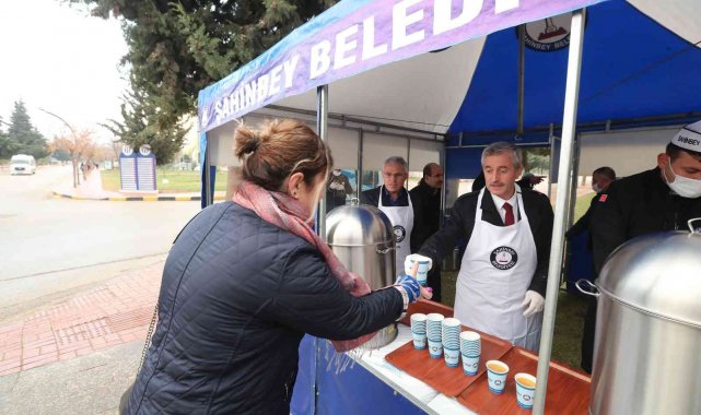 Kendi elleriyle çorba yaptı, üniversite öğrencilerine ikram etti