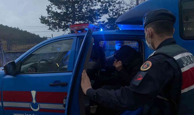 Kendisini kargo görevlisi olarak tanıttı, evine girdiği kadını darp ederek soymaya çalıştı