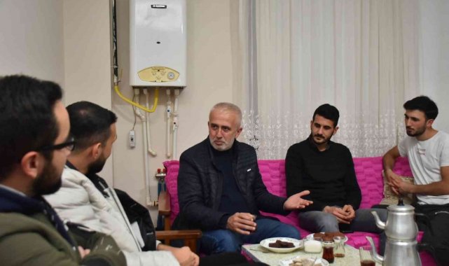 Keskin, üniversite öğrencisi gençlerin evine misafir oldu