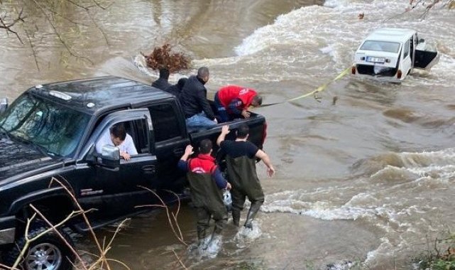 Kestirme yoldan gitmek isterken aracıyla çayın ortasında kaldı