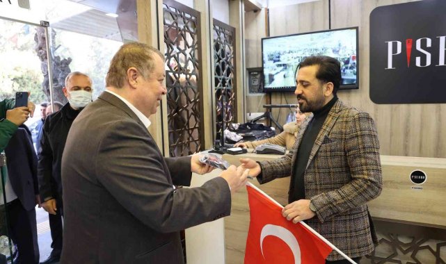 Kilis'te Türk Bayrağı ile kalpak dağıtıldı