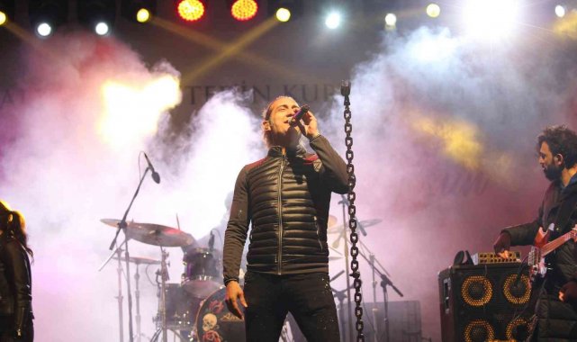 Kıraç ve Zeynep Bastık sevilen şarkılarıyla gazi şehirlileri mest etti