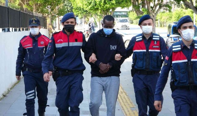 Kırgız turistin yaklaşık 110 bin lirasını çalan Alman turist tutuklandı