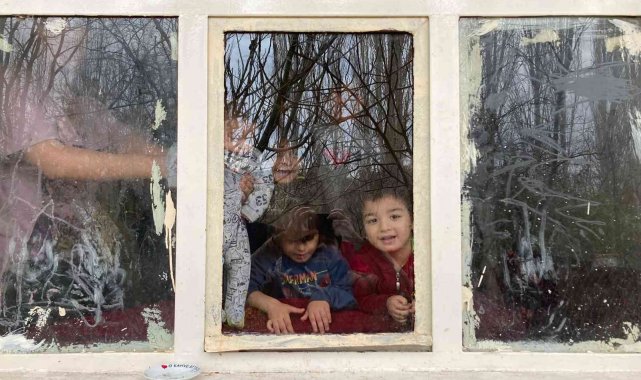 Kırık camların ardındaki çocukları Sındırgı Belediyesi güldürdü