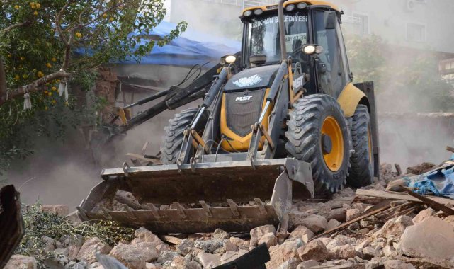 Kırıkhan'da metruk binalar yıkılıyor
