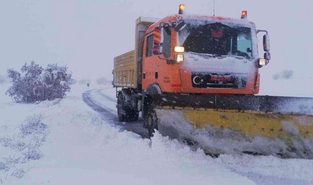 Kırıkkale'de karla mücadele: 24 köyün yolu ulaşıma açıldı
