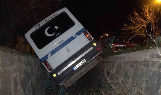 Kırıkkale'de kontrolden çıkan minibüs dereye uçtu:1 yaralı