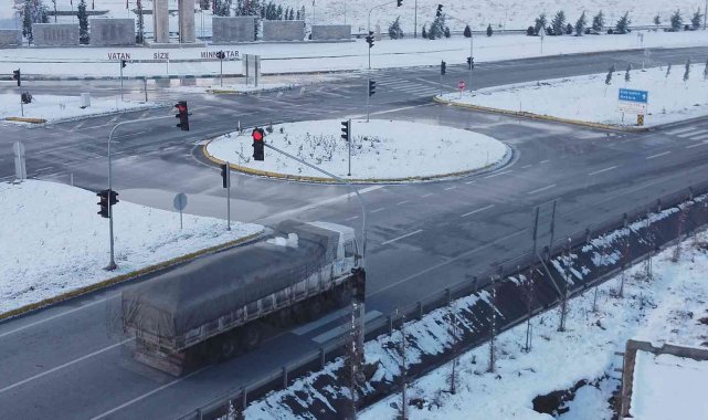 Kırmızı ışık ihlali yapan 12 sürücü drone ile havadan tespit edildi