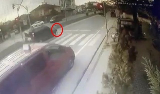 Kırmızı ışıkta geçen araç, küçük çocuğa çarptı