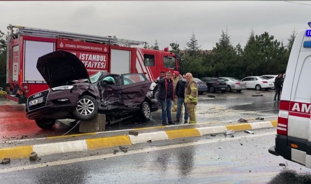 Kırmızı ışıkta geçen kamyonet, otomobile çarptı: 2 yaralı