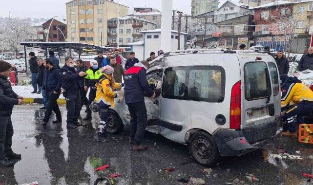 Kırmızı ışıkta geçen tır panelvan aracı biçti: 2 yaralı