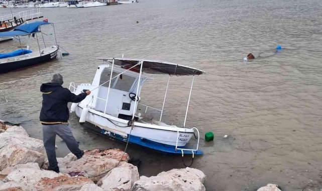 Kırmızı Kod ile uyarılan Finike'de tekne battı