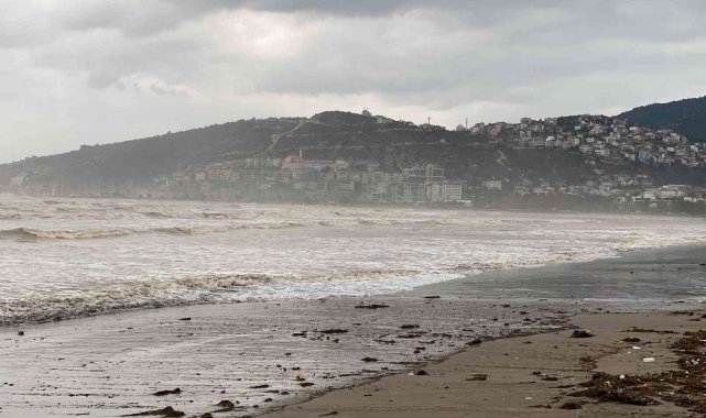 Kırmızı Kod'lu Finike'de deniz kahverengiye döndü