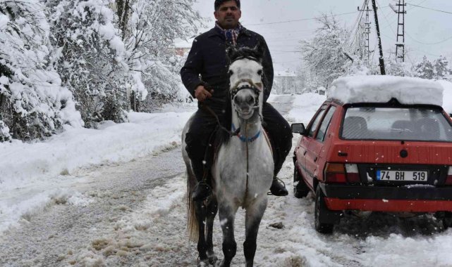 Kış esaretinde ulaşımını atı ile sağlıyor