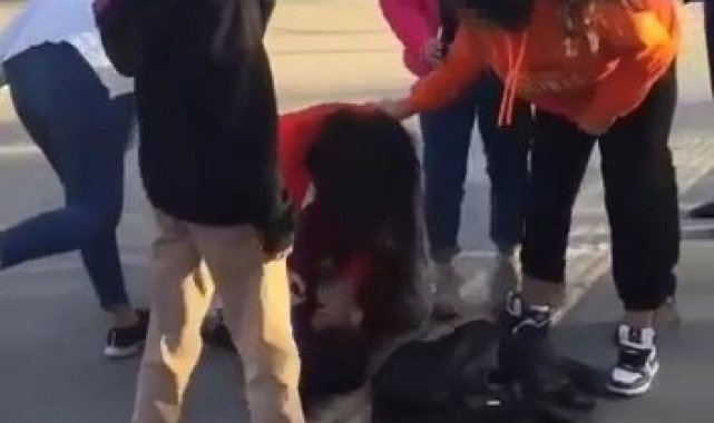 Kız öğrencilerin kavgası kameralara yansıdı