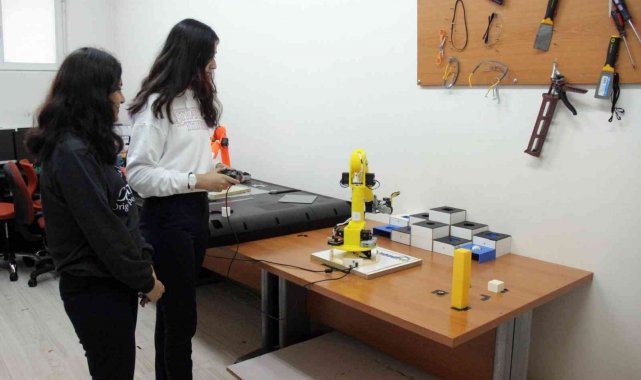 Kız öğrencilerin robot kol başarısı