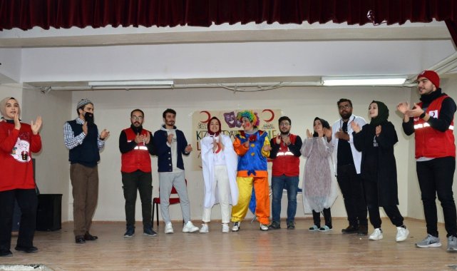 Kızılay tiyatrosu Tercan'da minik öğrencilerle buluştu