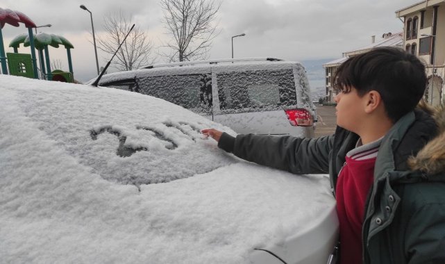 Kocaeli&#039;de kar, kent merkezinin yüksek kesimlerinde de yağdı